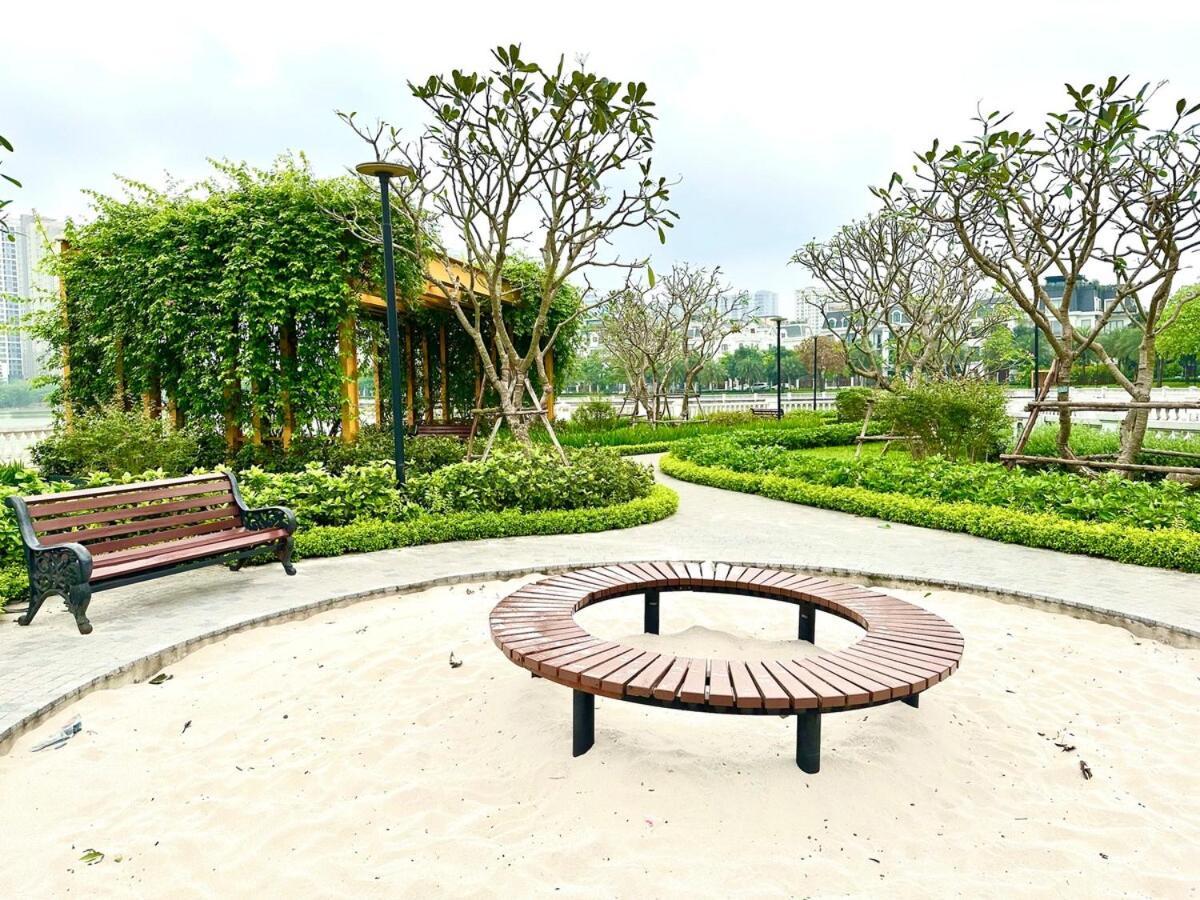 Deluxe In Vinhomes Bay With Swimming Pools, Gym And Outdoor Sports Hà Nội